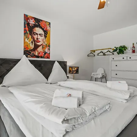 Frida Kahlo Am Bodensee * كريسبرون ام بوندنس